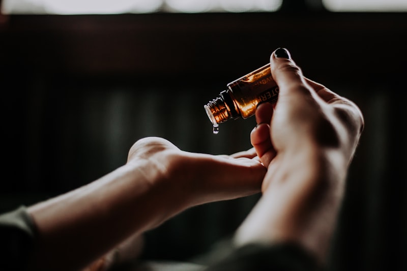 Ritual de bem-estar com luz ambiente e elementos naturais